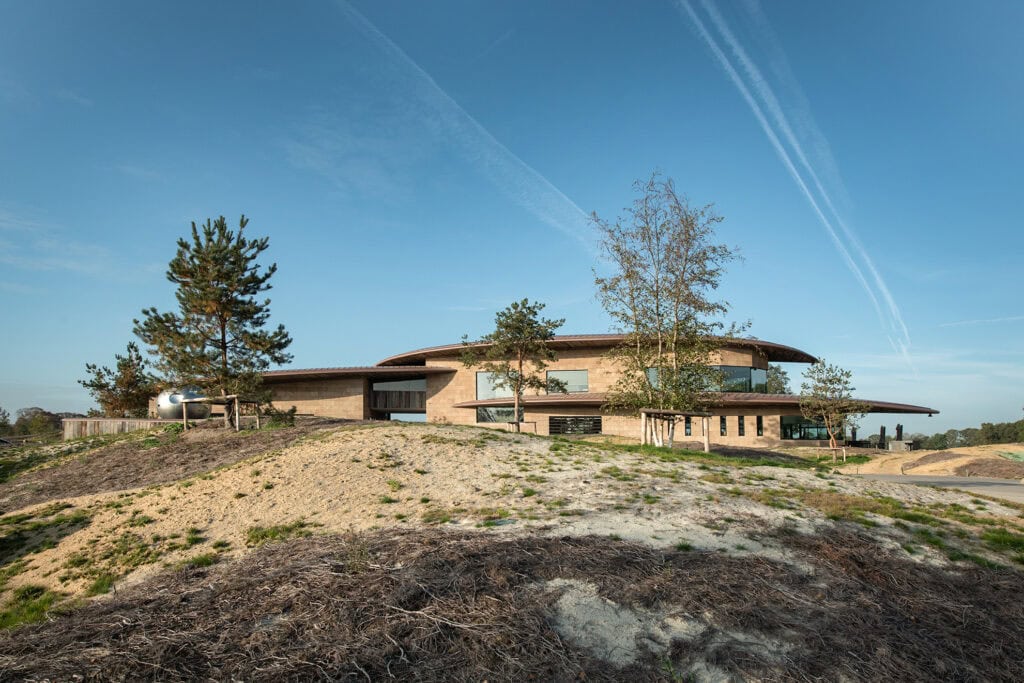 Modern architectuur en duurzame bouwstijl op een natuurlijke locatie in Nederland.