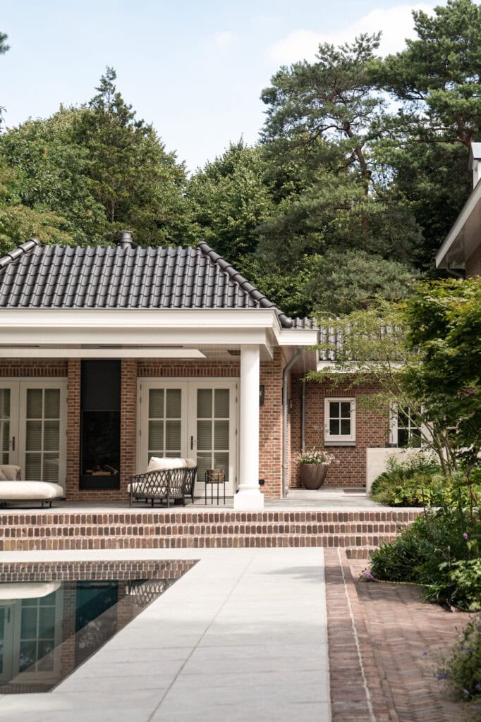 Modern woning met buitenruimte en tuin, perfect voor ontspanning en genieten van de natuur, ontworpen door Studio REDD voor stijlvolle outdoor leefruimtes.