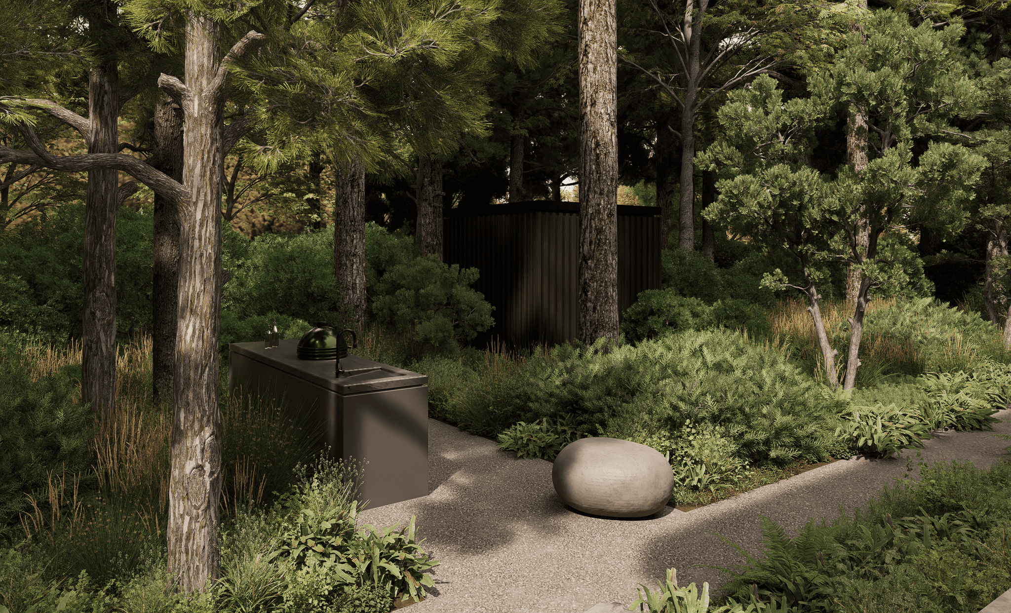 Ruige tuin met buitenkeuken, grote ronde steen, omgeven door weelderige groene planten en hoge dennenbomen, perfect voor genieten in de natuur.