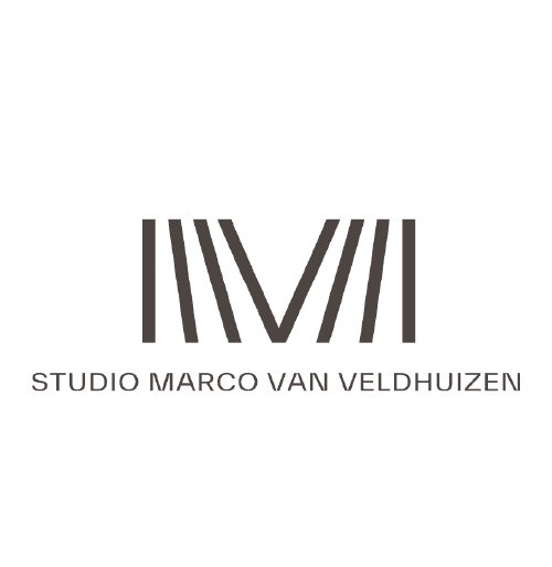 Logo van Studio REDD met zwart-wit ontwerp en tekst "Studio Marco van Veldhuizen" onder het logo, geschikt voor branding en promotie.